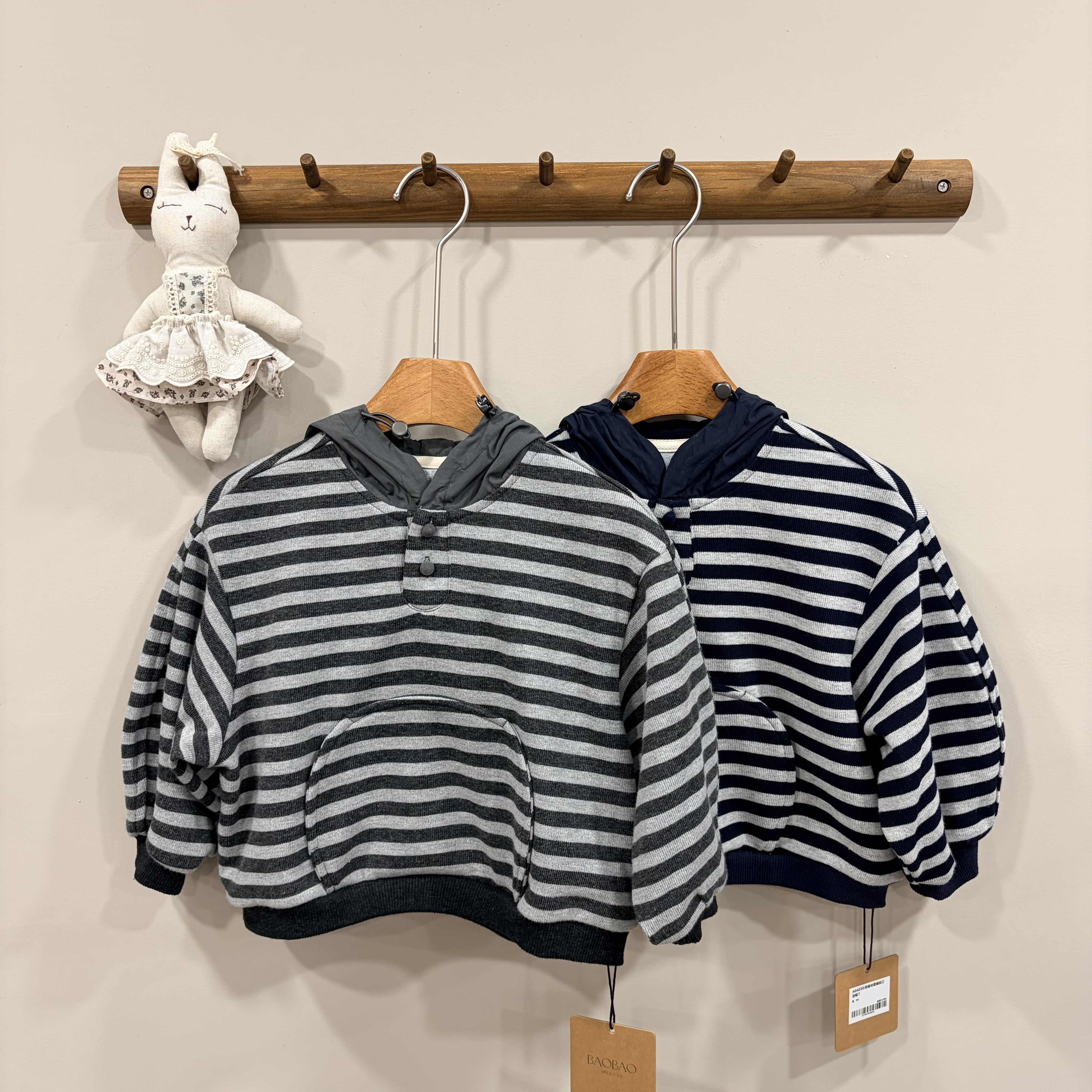 A04220拼接材質條紋口袋帽T