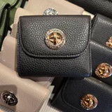 [S] MARC JACOBS BLACK 4R5SMP029S01-001BIFOLD TURNLOCK WALLET LEATHER, 196611783910 (SMJ638)