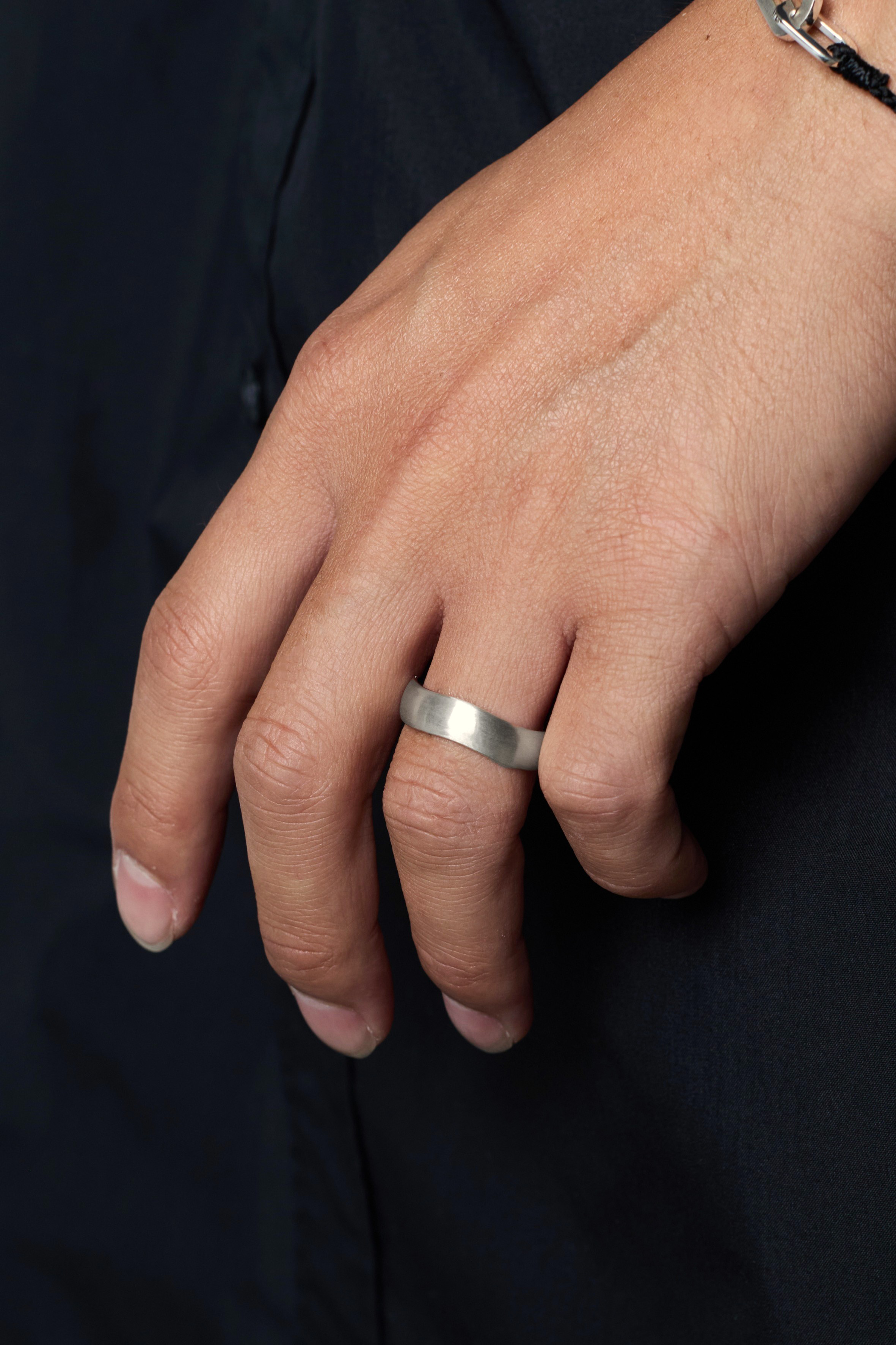 XOLO JEWELRY WAVE RING WITH HAIR LINE