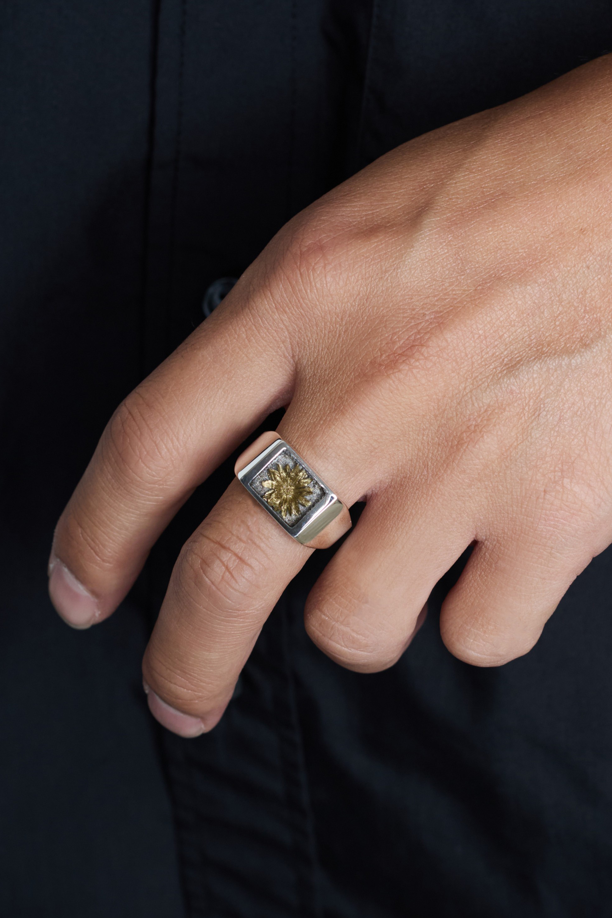 XOLO JEWELRY SIGNET RING WITH GRAY & GOLD FLOWER