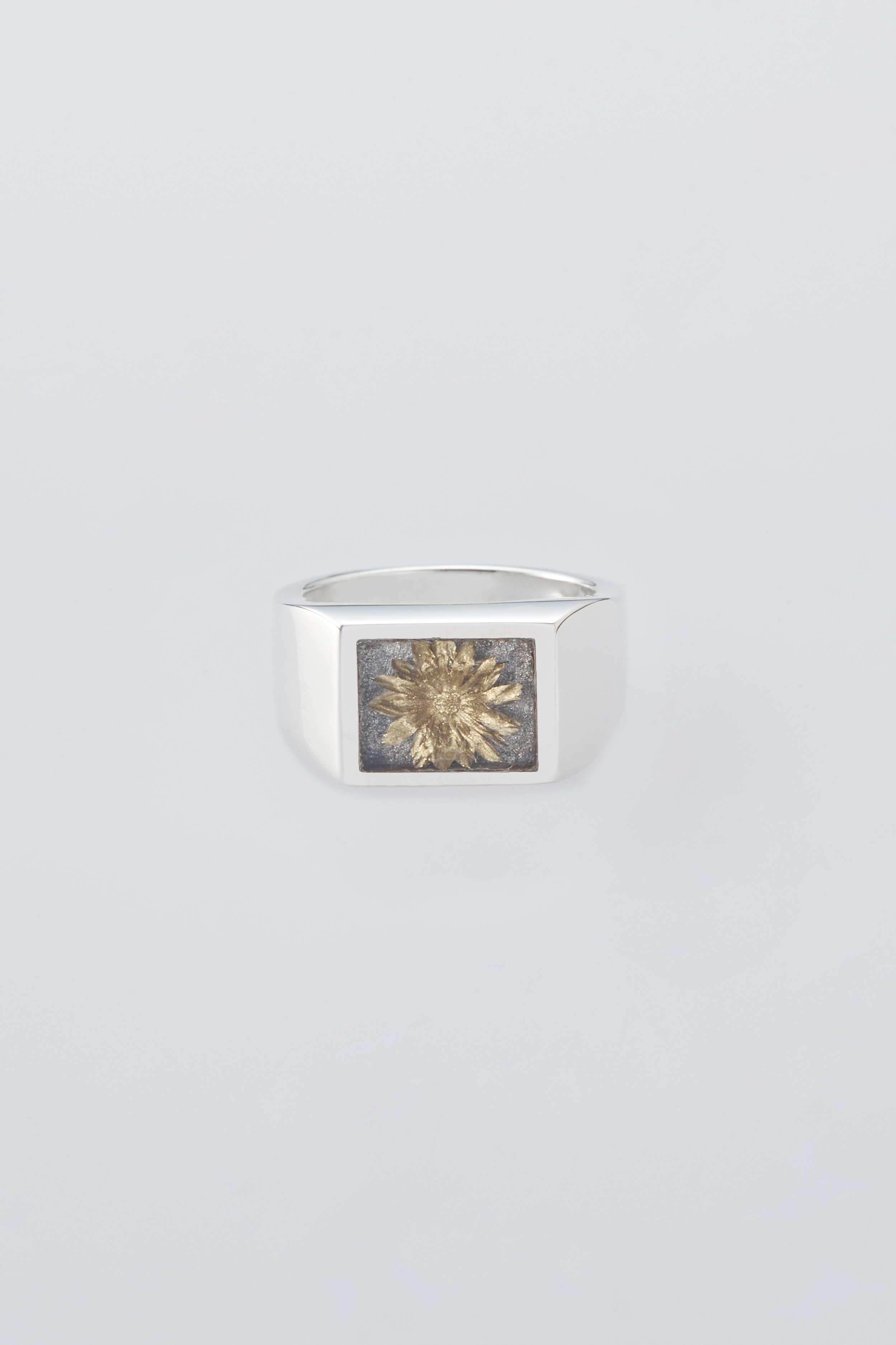XOLO JEWELRY SIGNET RING WITH GRAY & GOLD FLOWER