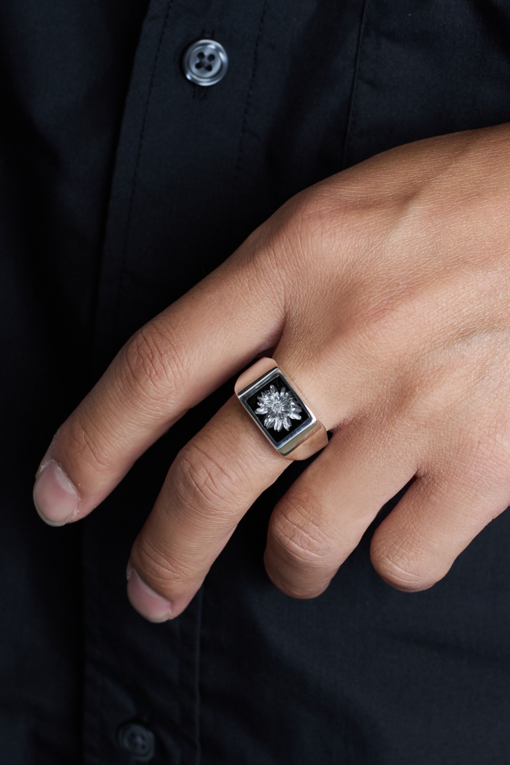 XOLO JEWELRY SIGNET RING WITH BLACK & GRAY FLOWER