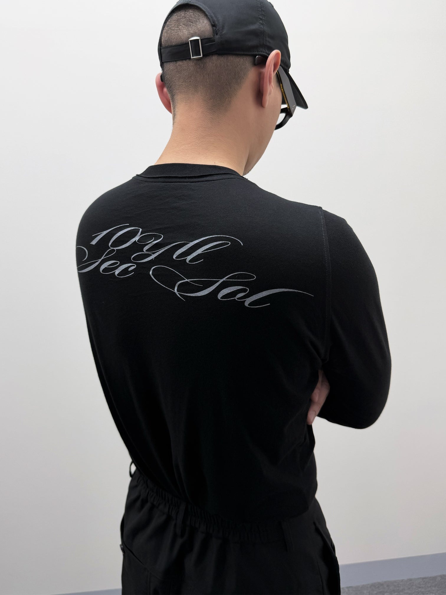 1dyLL｜1DS Cursive Logo Skinny LS Tee (Black)