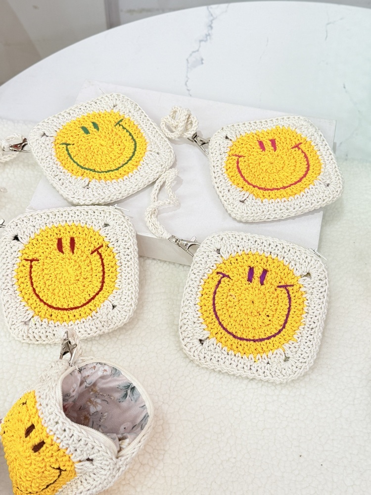 笑臉手拿零錢包(笑臉顏色隨機)