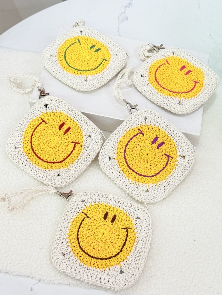 笑臉手拿零錢包(笑臉顏色隨機)