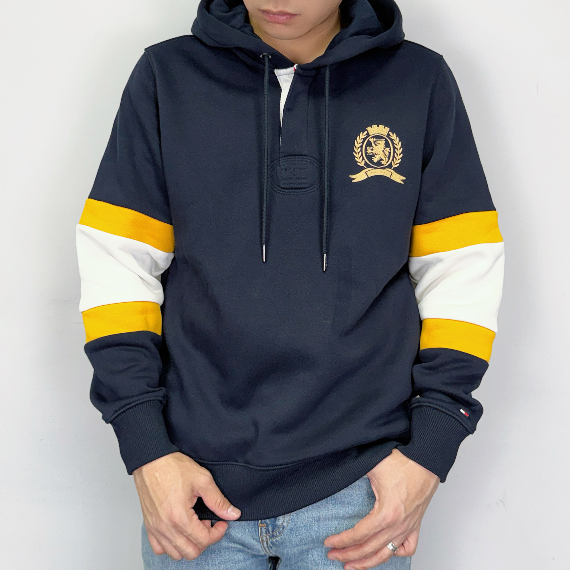 Tommy Hilfiger 手臂拼接 電繡桂冠徽章 帽T 長袖上衣