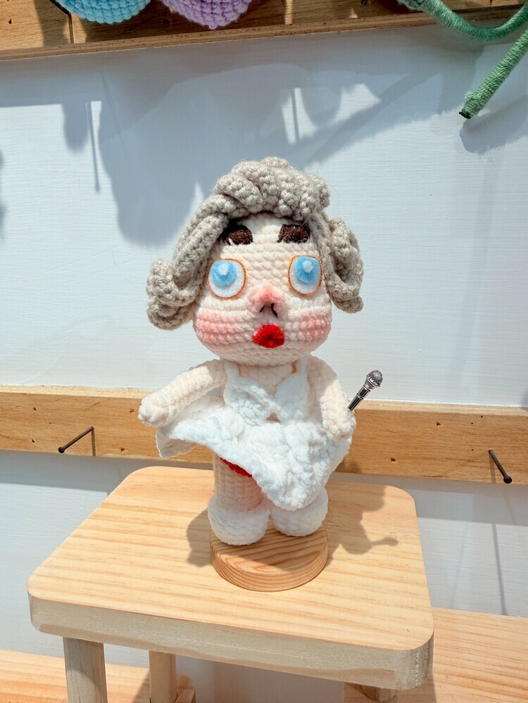 紅唇瑪麗蓮夢露白色洋裝醜娃吊飾『約13-14cm』