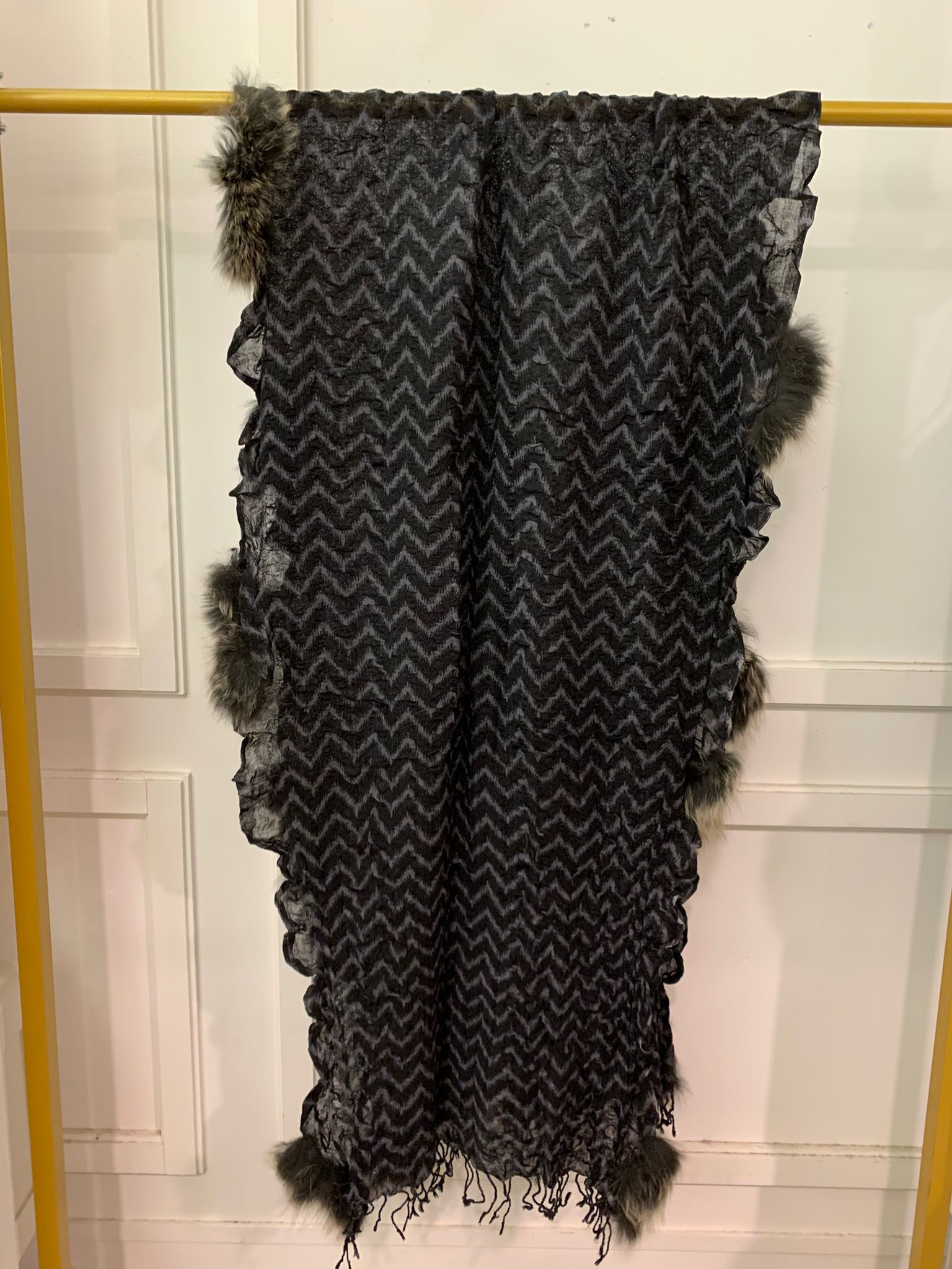 VK090 Scarfesia 黑色不規則花邊絲巾 100% Merino Wool + Fur