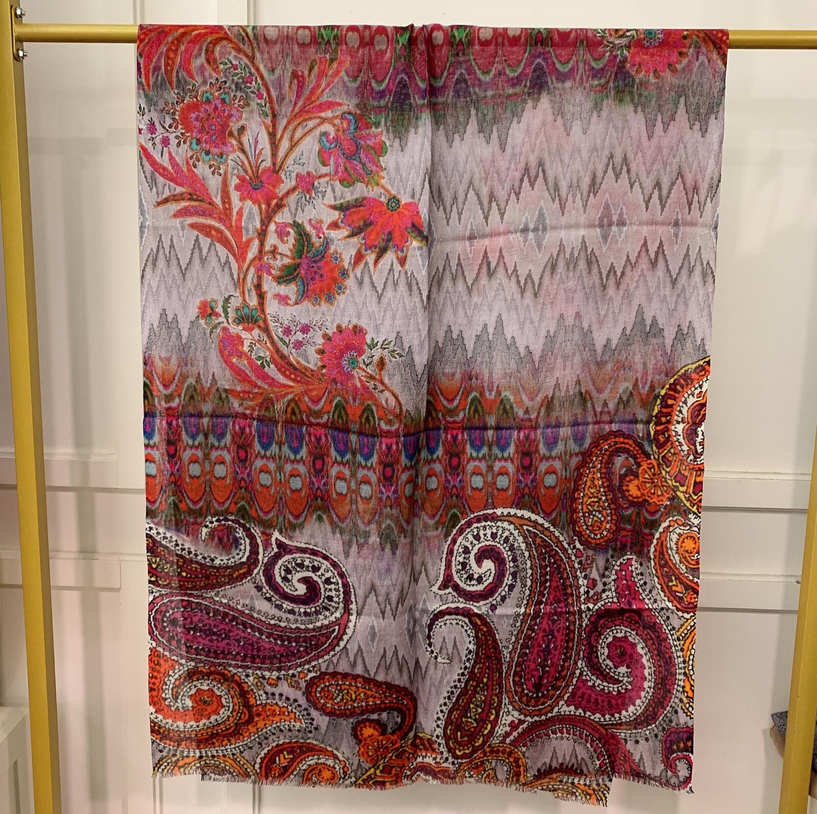 VK071 Scarfesia 紅色花紋絲巾 100% Merino Wool