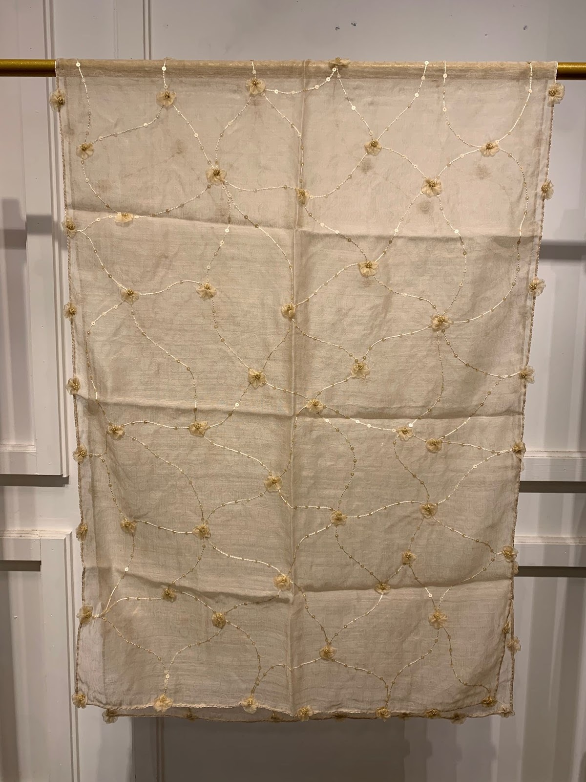 VK018 Scarfesia 金黃色凸花花絲巾 75% Wool 25% Silk