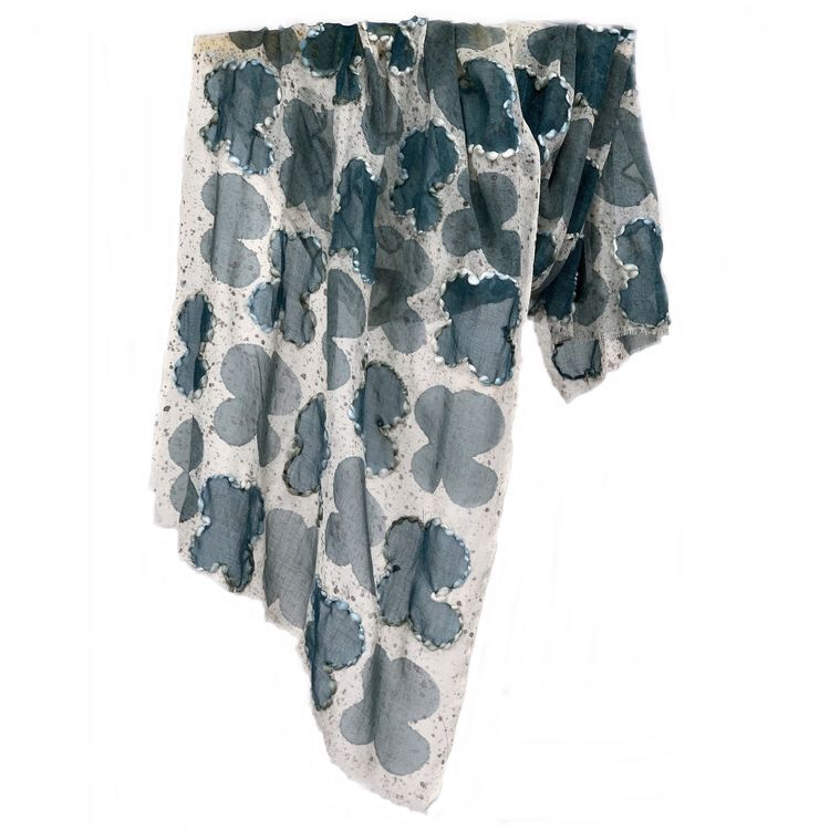 VK031 Scarfesia 奶白色藍四葉草絲巾 100% Wool