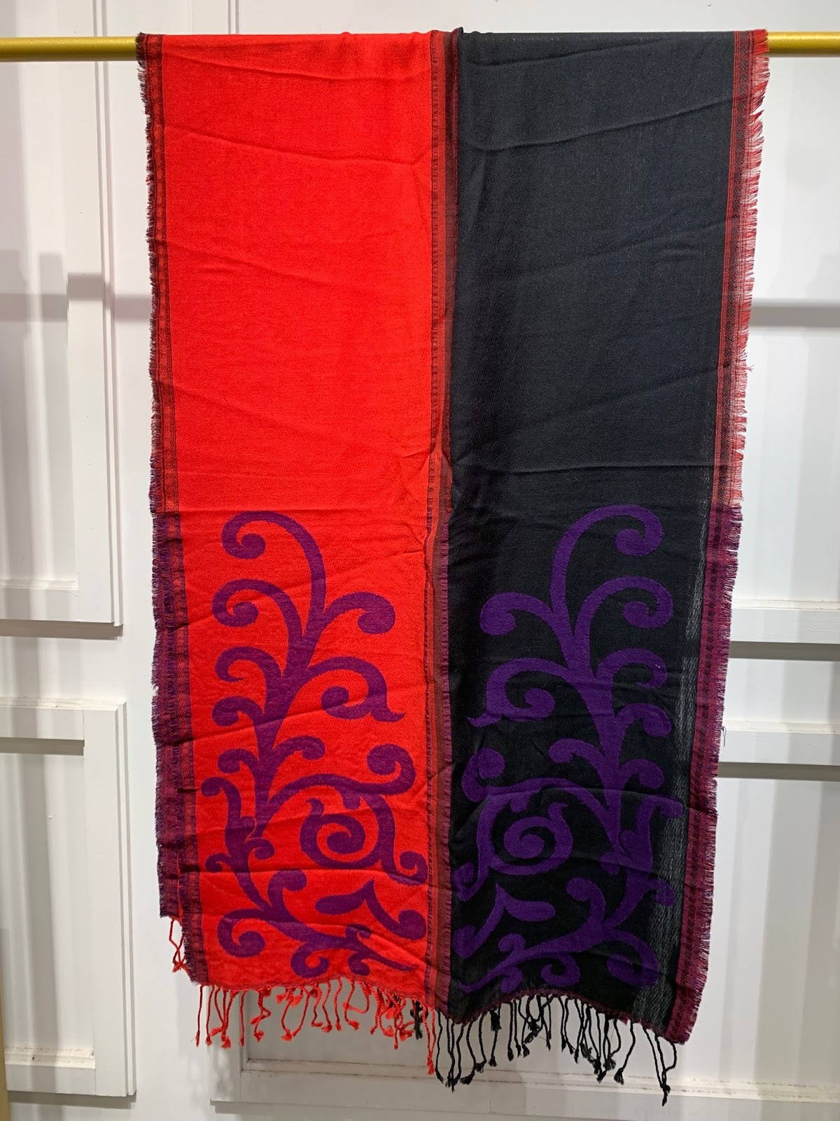 VK034 Scarfesia 黑紅暗花絲巾 100% Merino Wool