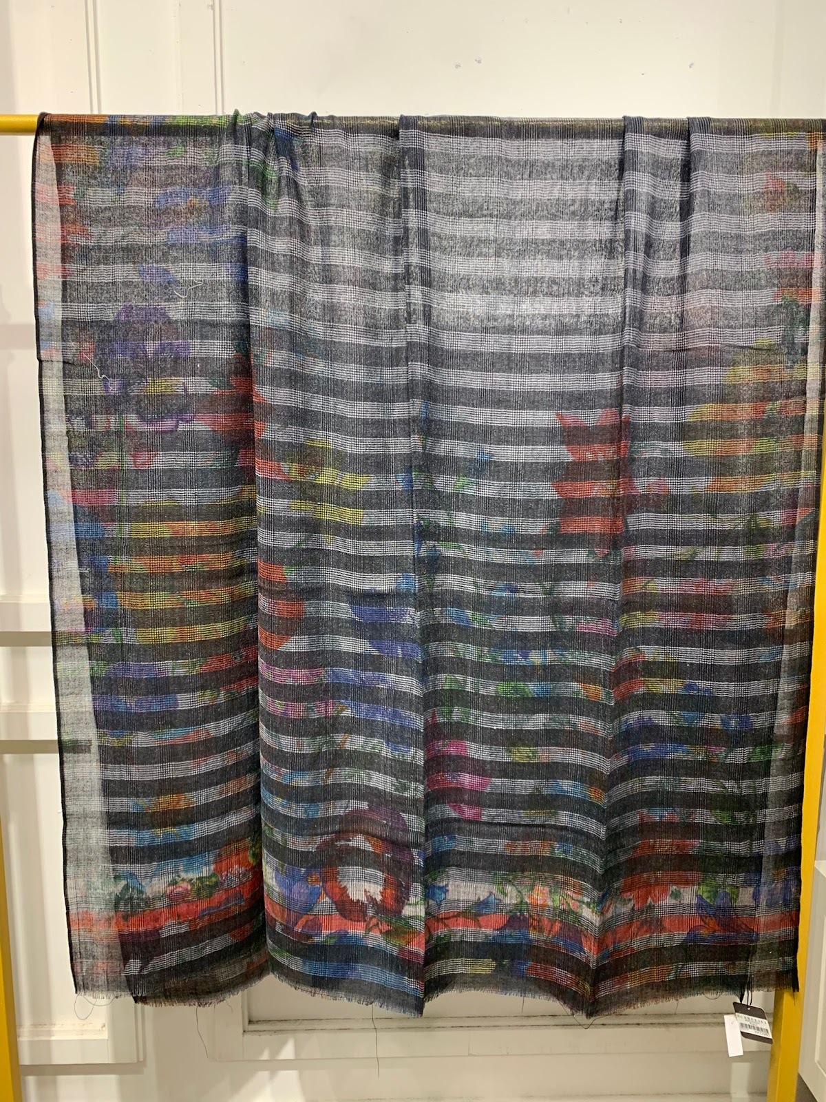 VK038 Scarfesia 黑色間條彩暗花絲巾 100% Merino Wool