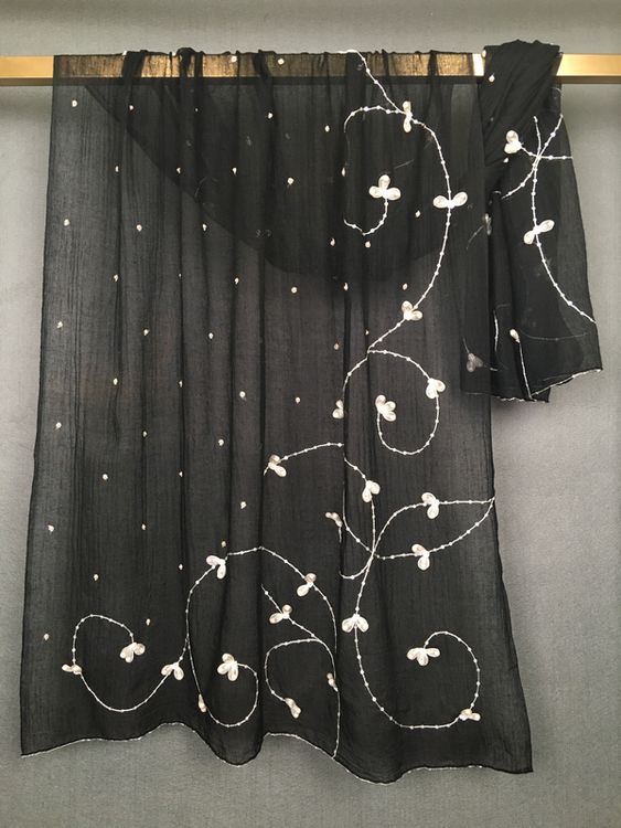 VK043 Scarfesia 黑色白線絲巾 100% Fine Wool