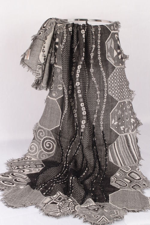 VK051 Scarfesia 透黑色花邊絲巾 100% Merino Wool