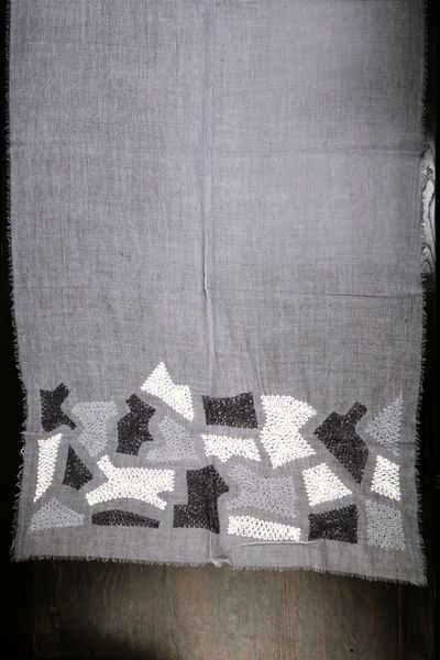 VK059 Scarfesia 灰色不規則圖案絲巾 100% Fine Wool