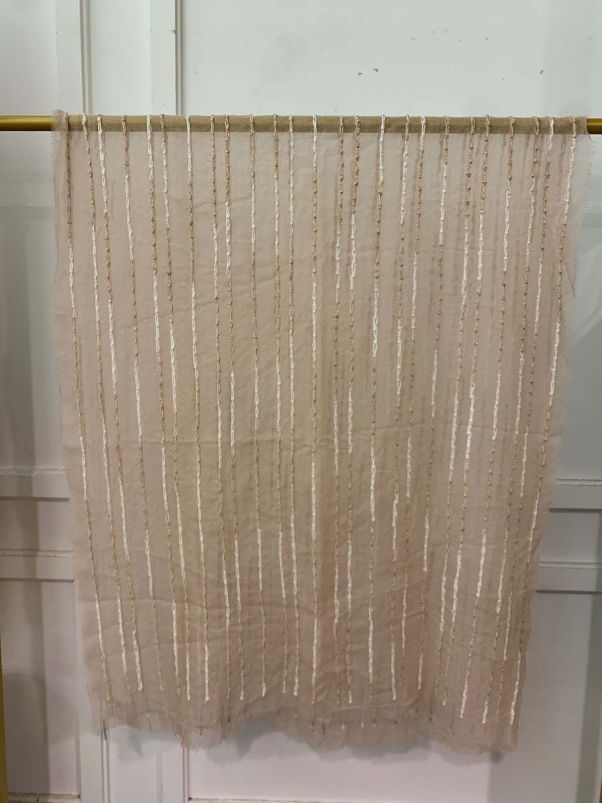 VK063 Scarfesia 透杏色金線條絲巾 100% Wool