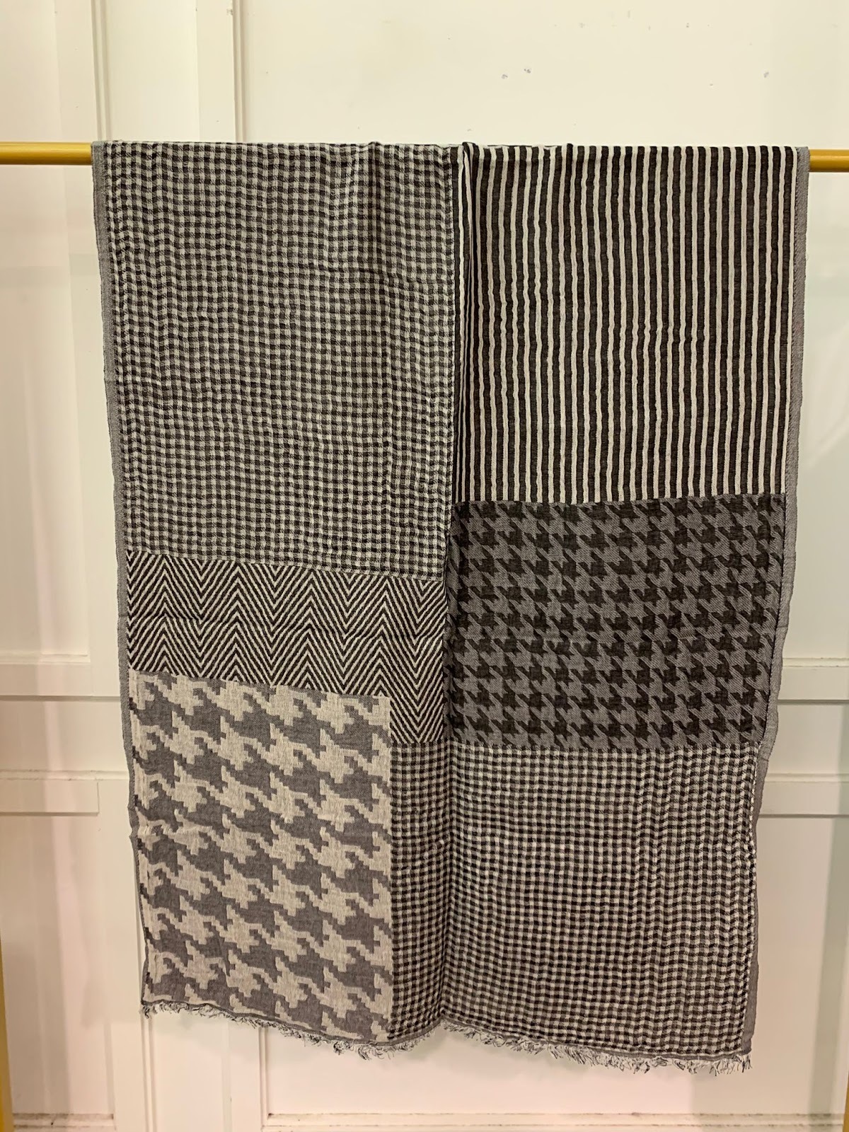 VK065 Scarfesia 黑白色格仔絲巾 100% Merino Wool