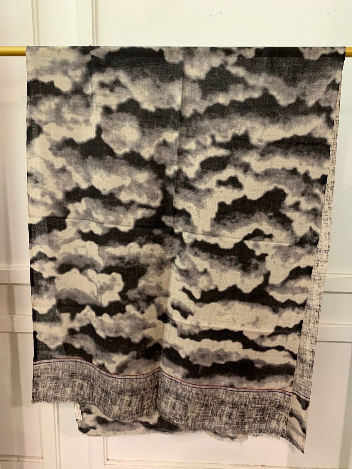 VK066 Scarfesia 黑白雲海絲巾 92% Wool 8% Silk