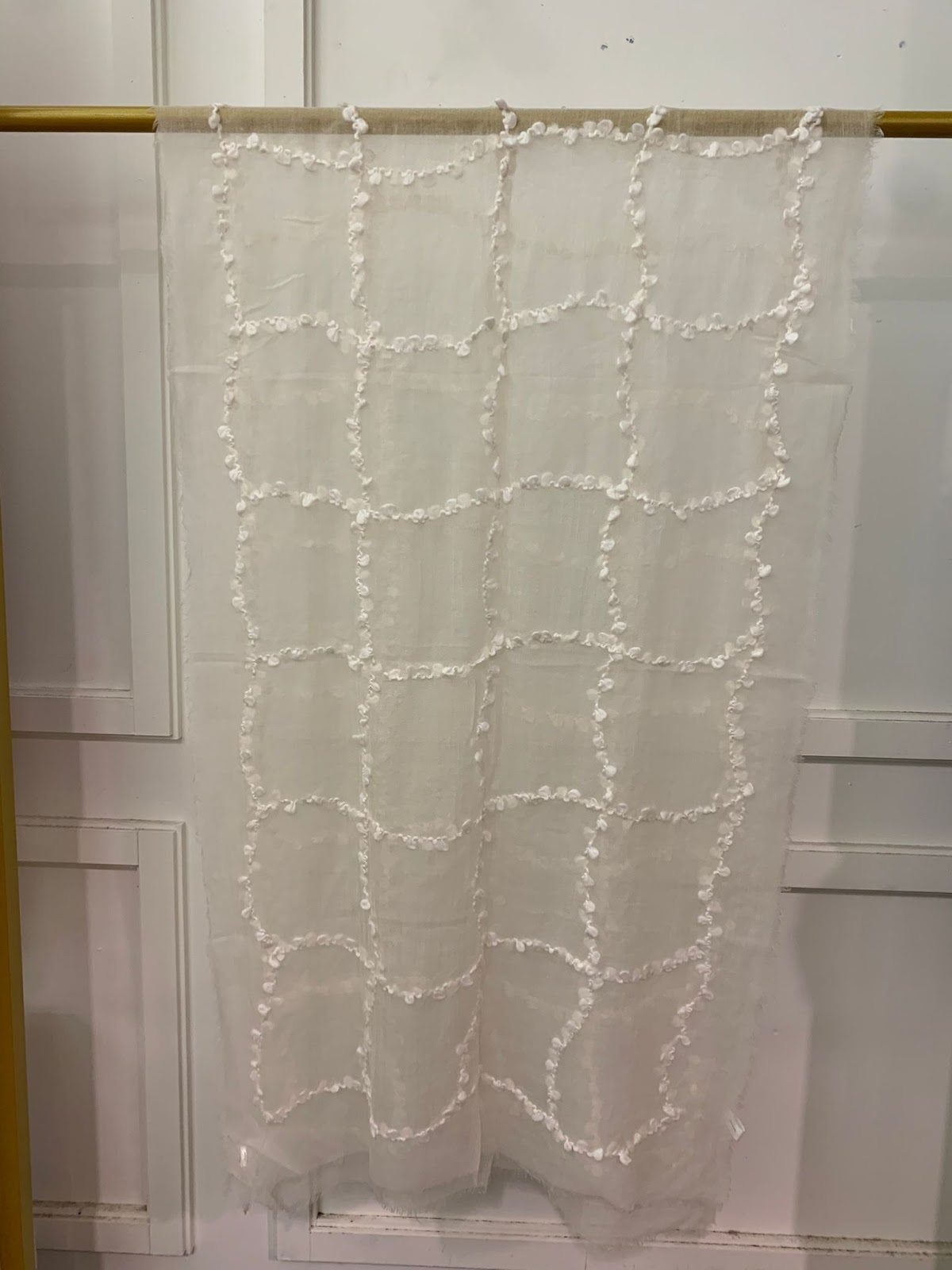 VK068 Scarfesia 透白色凸線絲巾 100% Wool