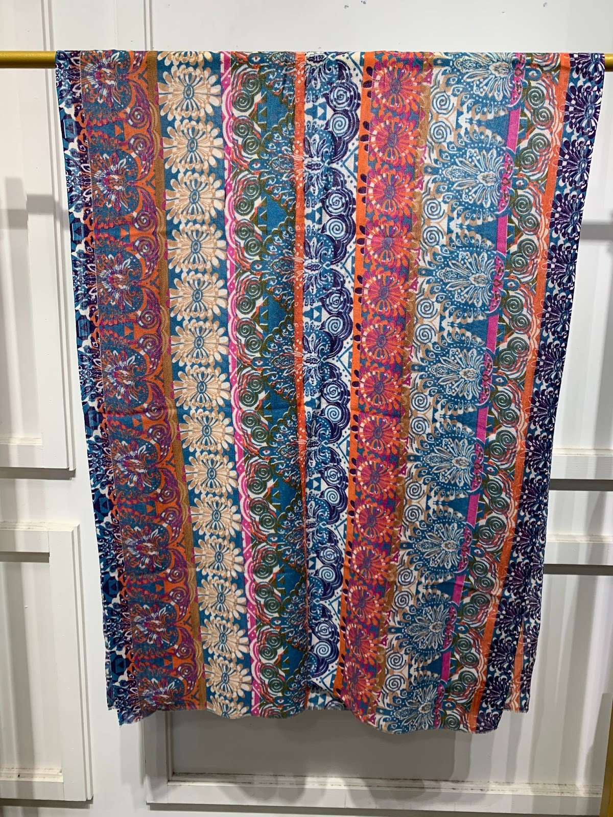 VK073 Scarfesia 藍色民族絲巾 92% Wool 8% Silk