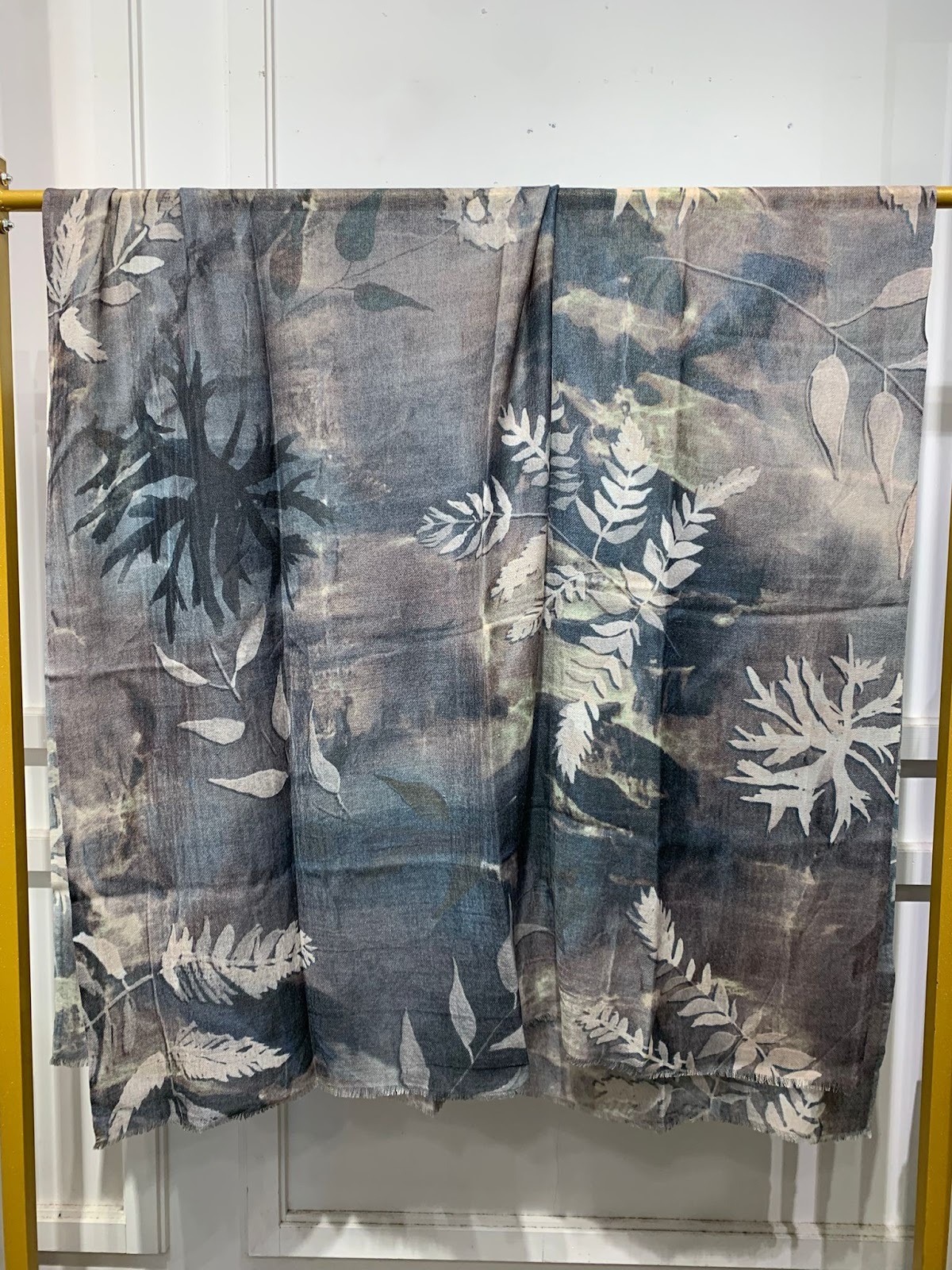 VK075 Scarfesia 藍黑色暗葉絲巾 92% Wool 8% Silk