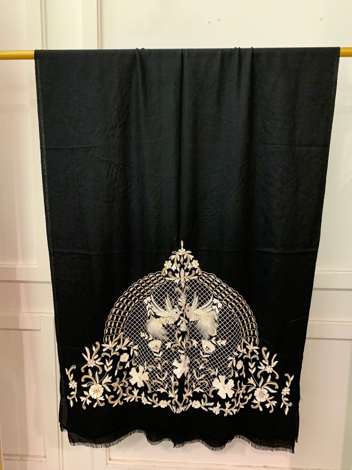 VK091 Scarfesia 黑色花紋小鳥絲巾 100% Merino Wool