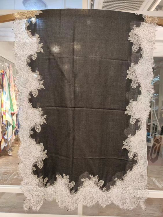 VK098 Scarfesia 透灰色白邊花紋絲巾 100% Fine Wool