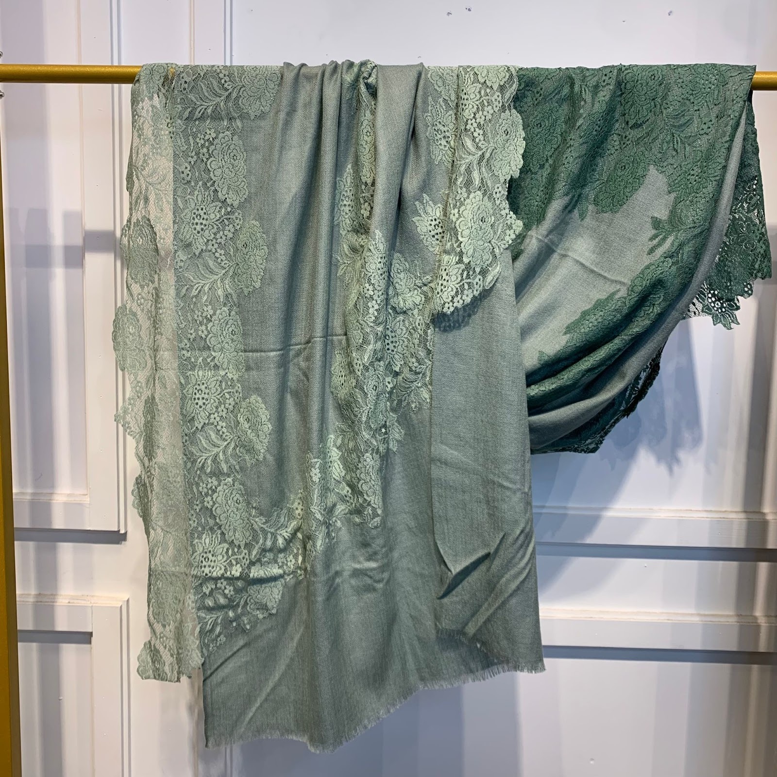 VK100 Scarfesia 綠色綠花紋絲巾 80% Wool 20% Silk