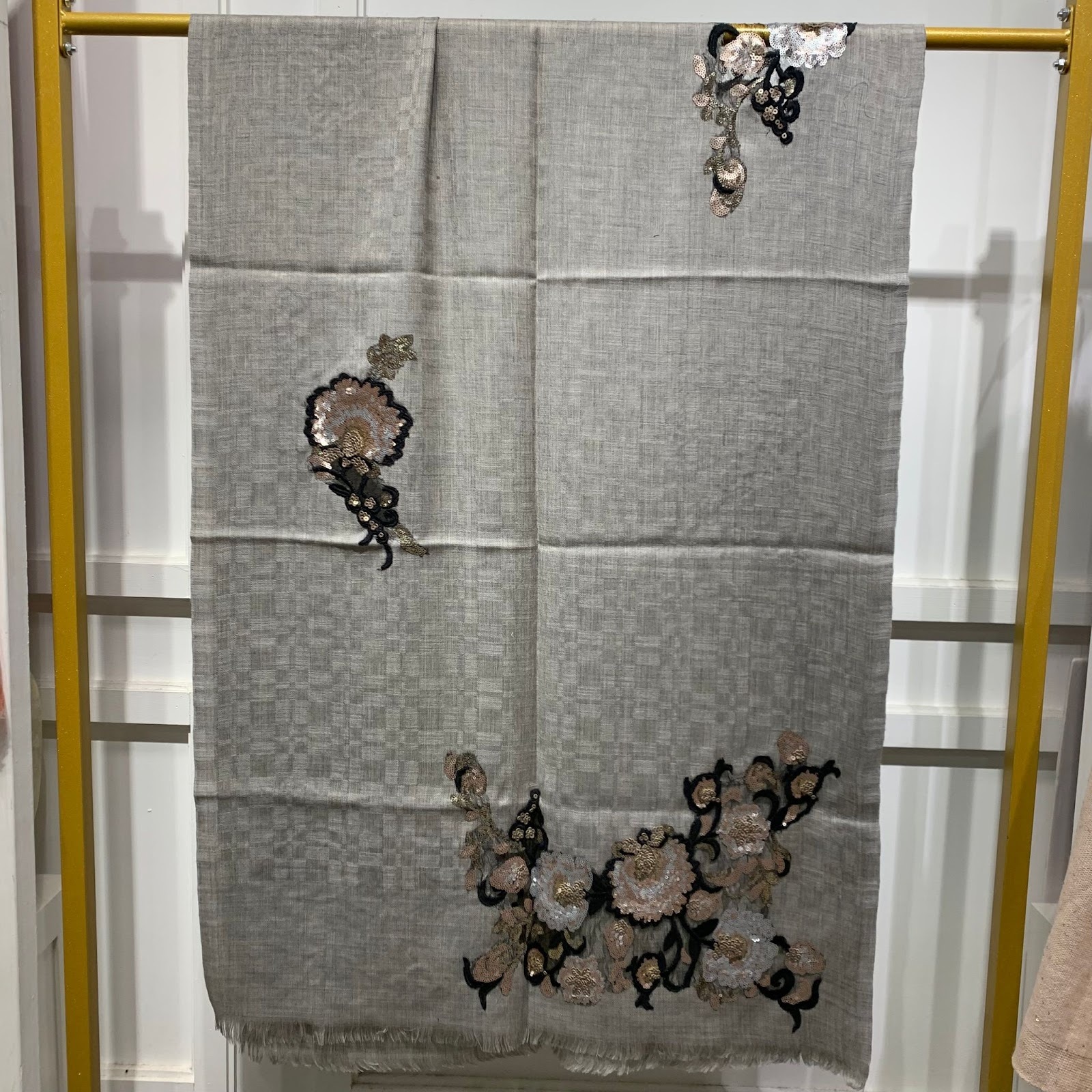 VK104 Scarfesia 灰色格仔暗花絲巾 100% Merino Wool