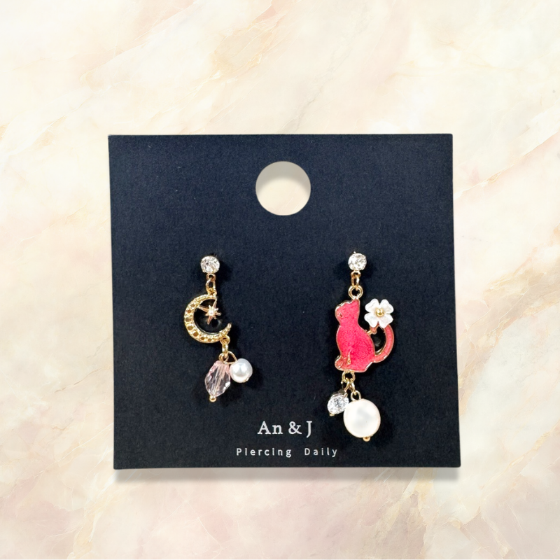 韓國直送-鋼針 不對稱 白鋯吊金邊小貓尾巴白花吊珍珠+金月亮中星芒