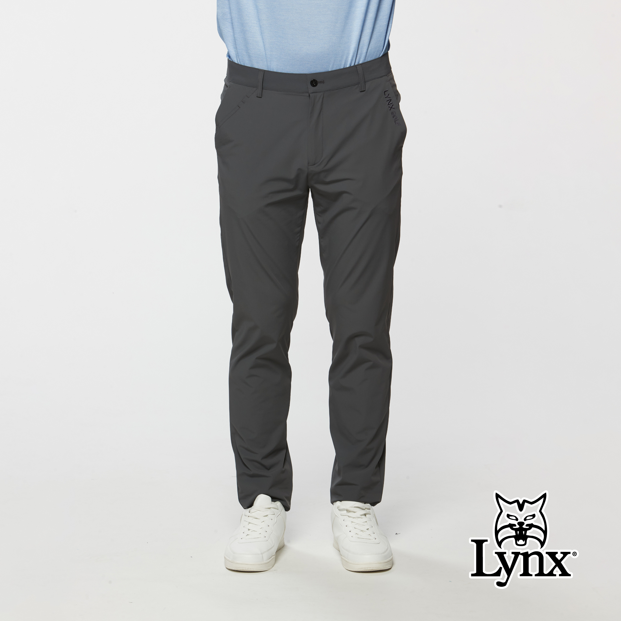 男款Lynx Golf字樣繡花插Tee造型口袋修身平口長褲
