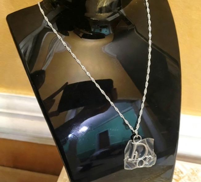 I（D牌唇膏尾扣拆出自製頸鏈）✨溫馨提示✨💢產品是供應商一次性推出少量優惠，所以不能提供存貨服務，敬請留意💢（2 月尾3 月初寄出）