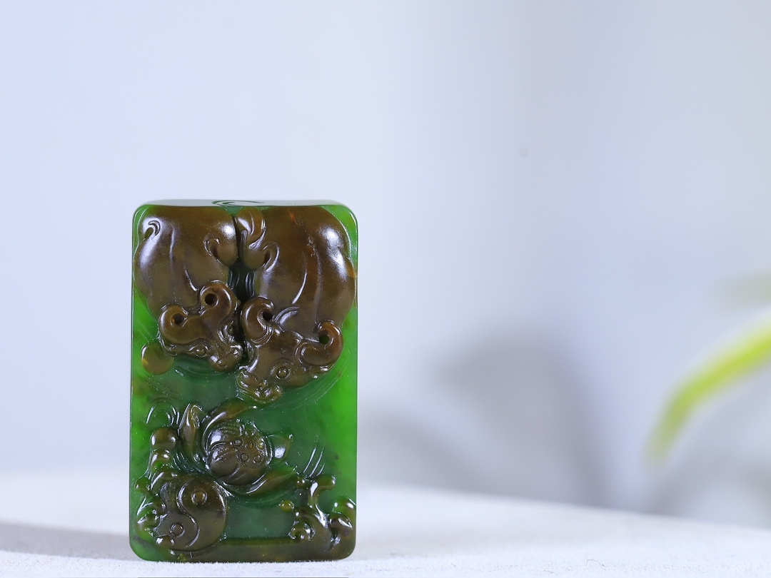 123141 和田玉碧玉扭轉乾坤帶皮牛掛件