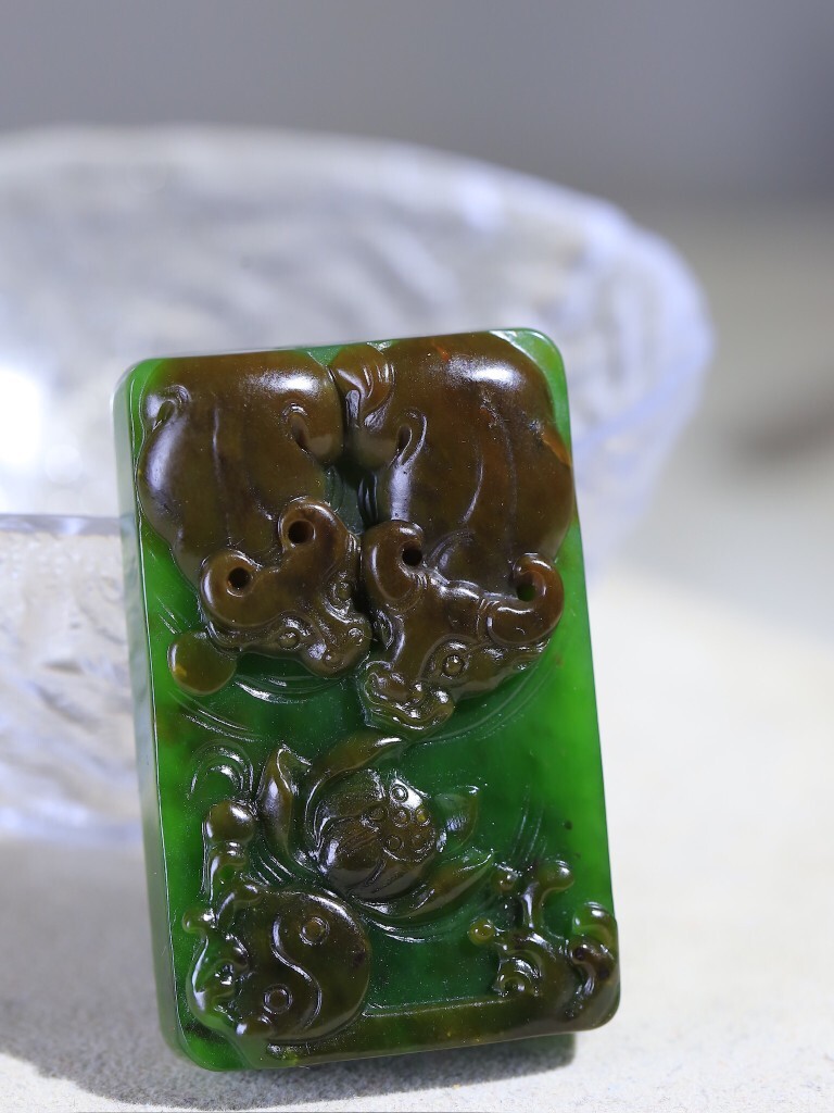 和田玉碧玉扭轉乾坤帶皮牛掛件,天然和田玉軟玉