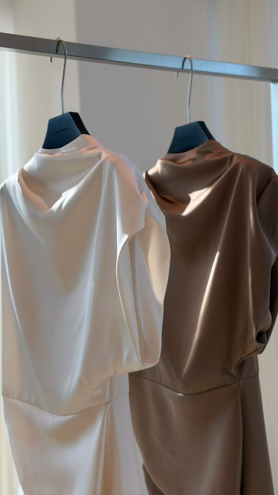 高級感緞面微領長洋裝-S-M / 2色 (Elegant & Love)