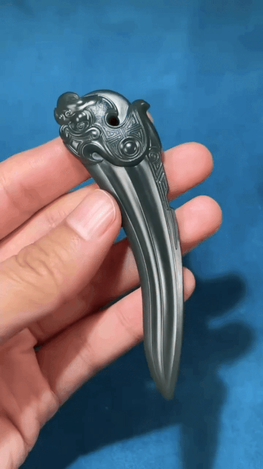 123235 和田玉青海黑青玉戈仿古龍紋把件