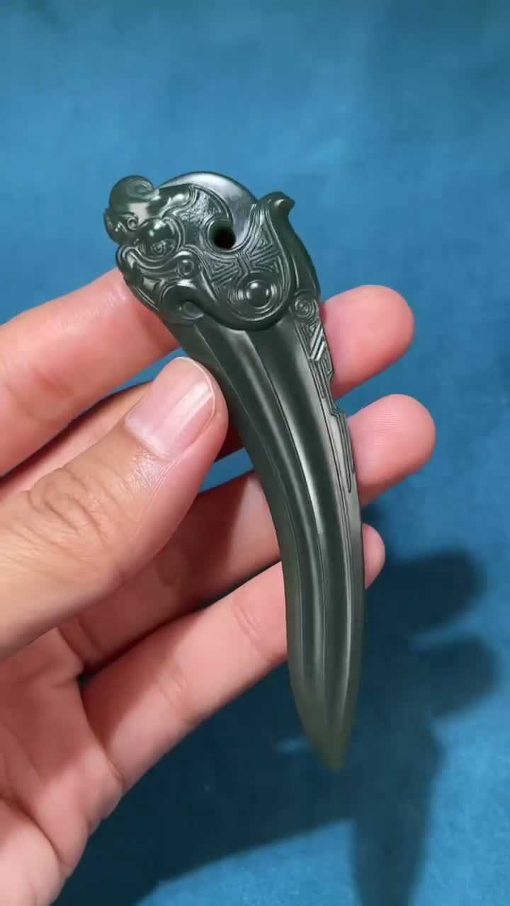 和田玉青海黑青玉戈仿古龍紋把件,天然和田玉軟玉