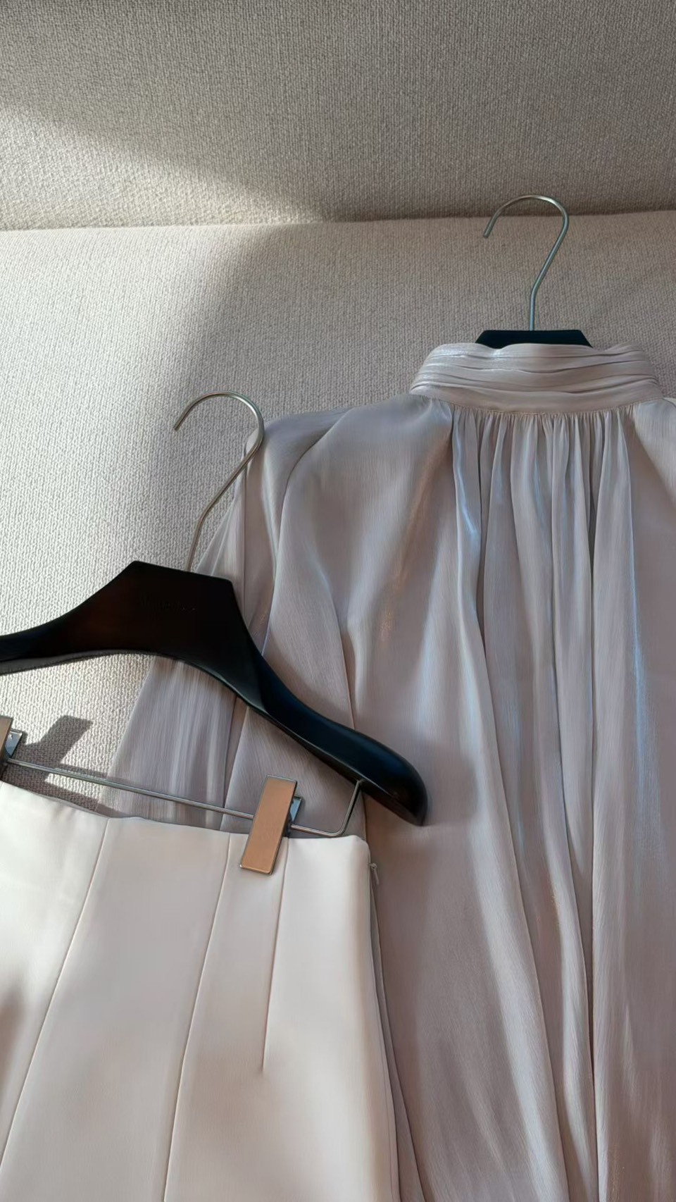 優雅女子光澤感微領上衣-F (Elegant & Love)