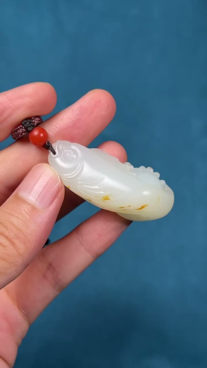 和田玉籽料如魚得水紅皮掛件,天然和田玉軟玉