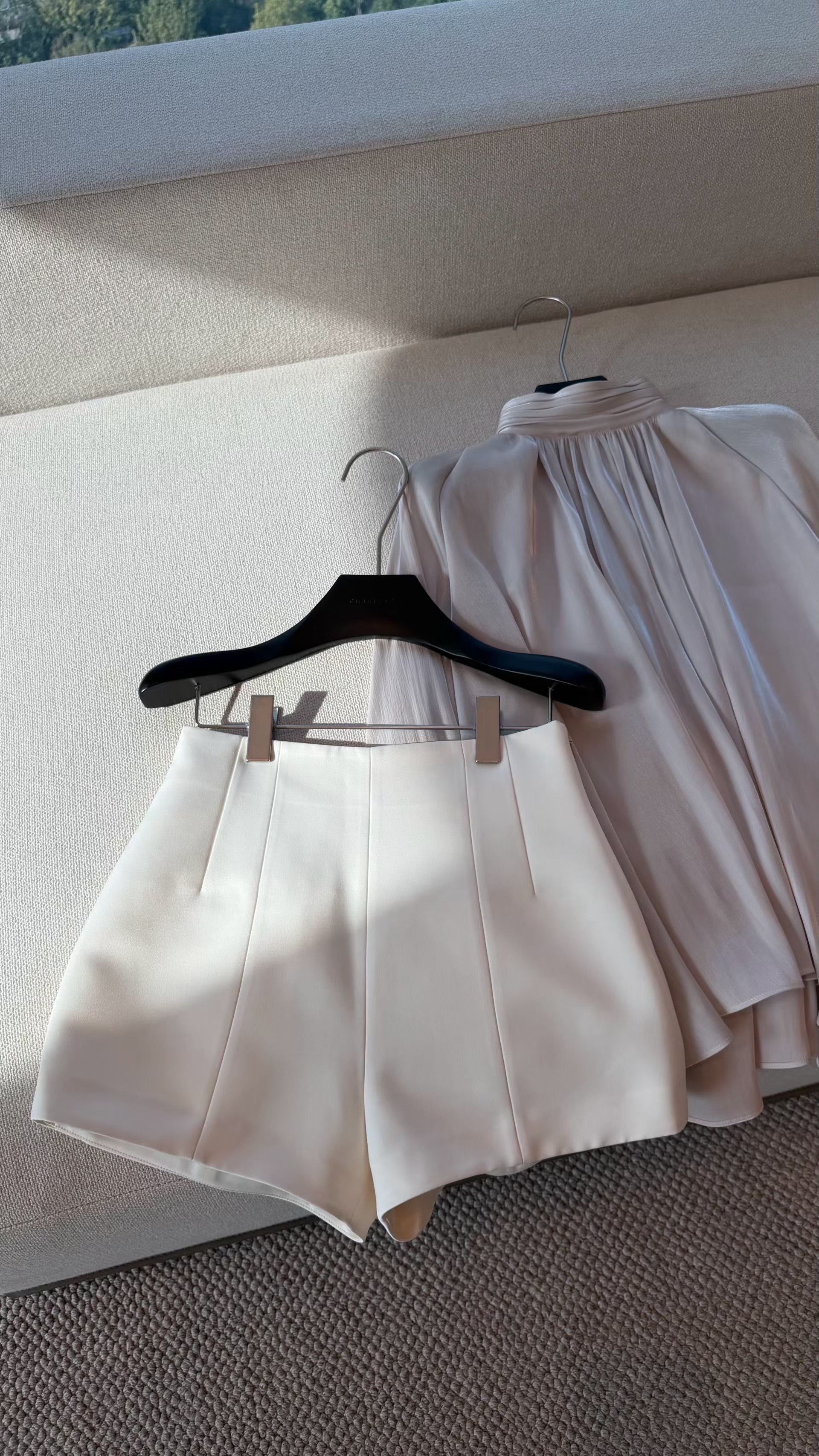 奶油白修身剪裁壓線短褲-S-M (Elegant & Love)