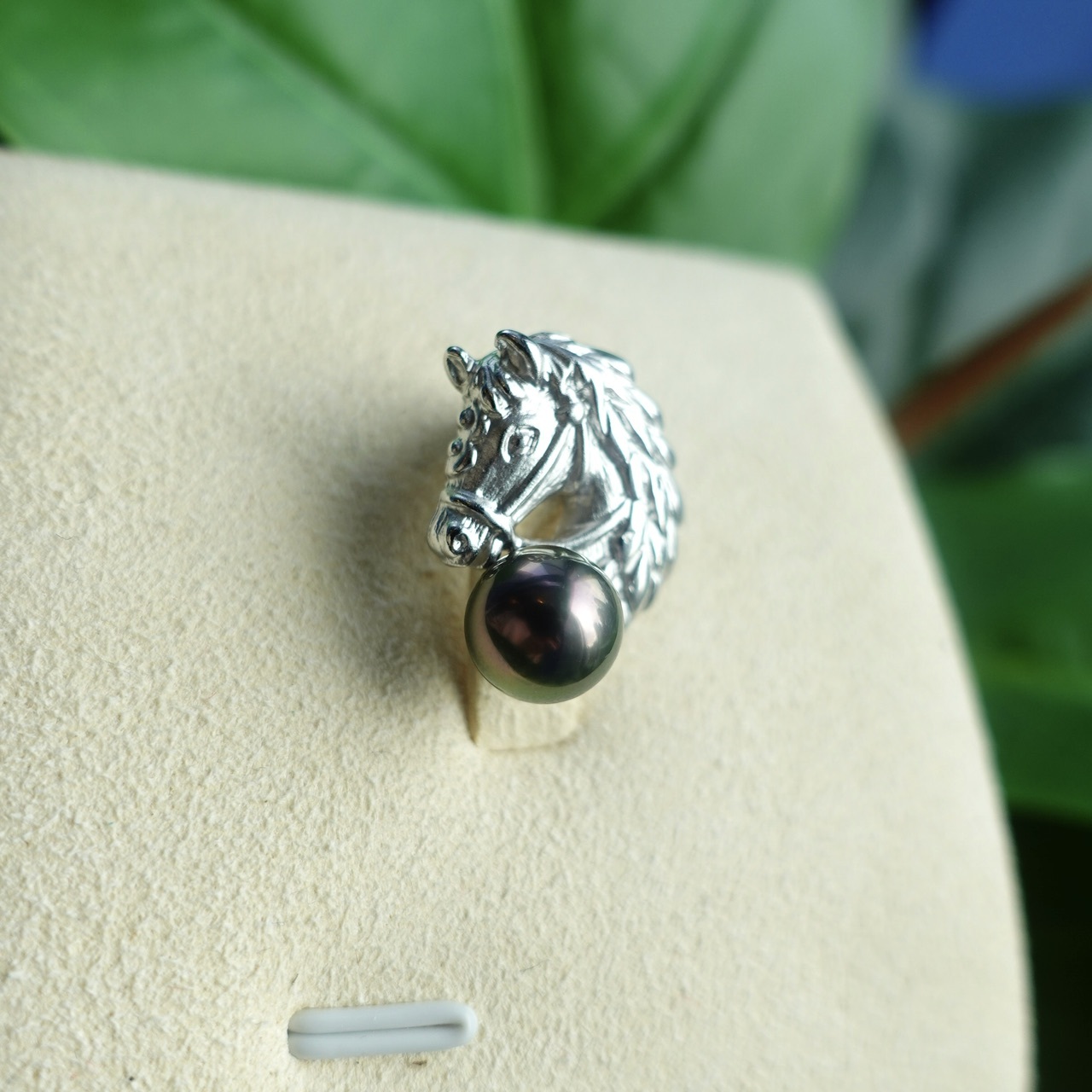 日本製925純銀大溪地孔雀綠黑珍珠胸針 - 馬匹造型