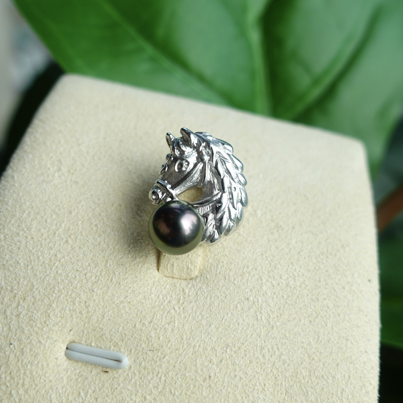 日本製925純銀大溪地孔雀綠黑珍珠胸針 - 馬匹造型