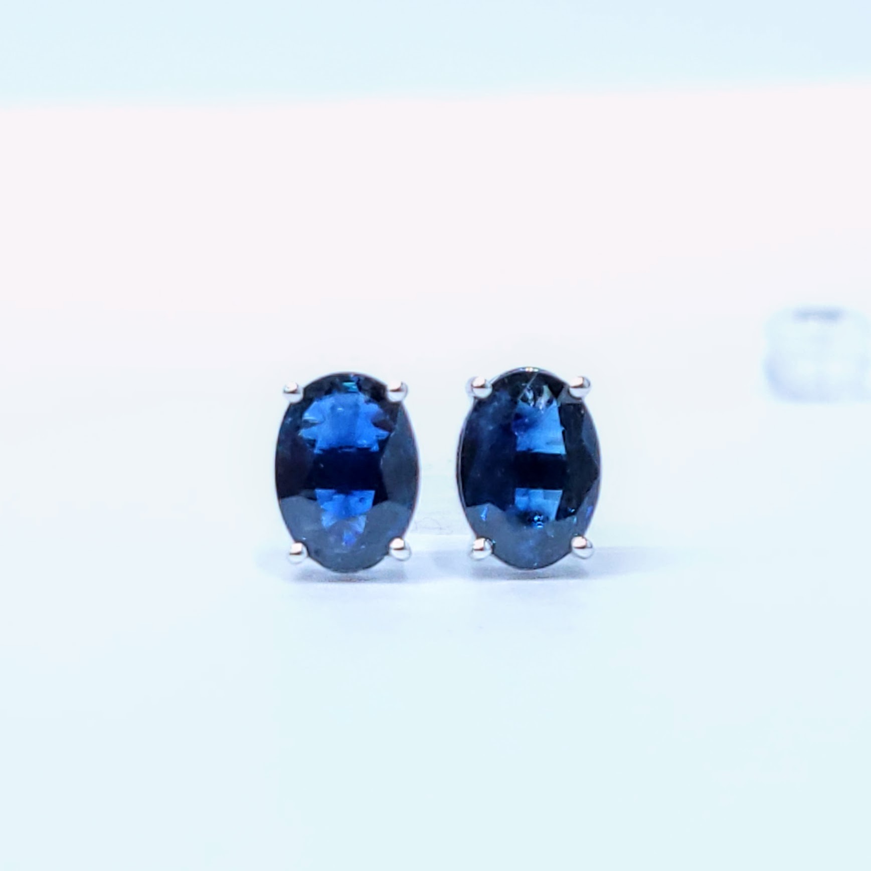 全新18K白金【主石1卡58份藍寶石】耳環