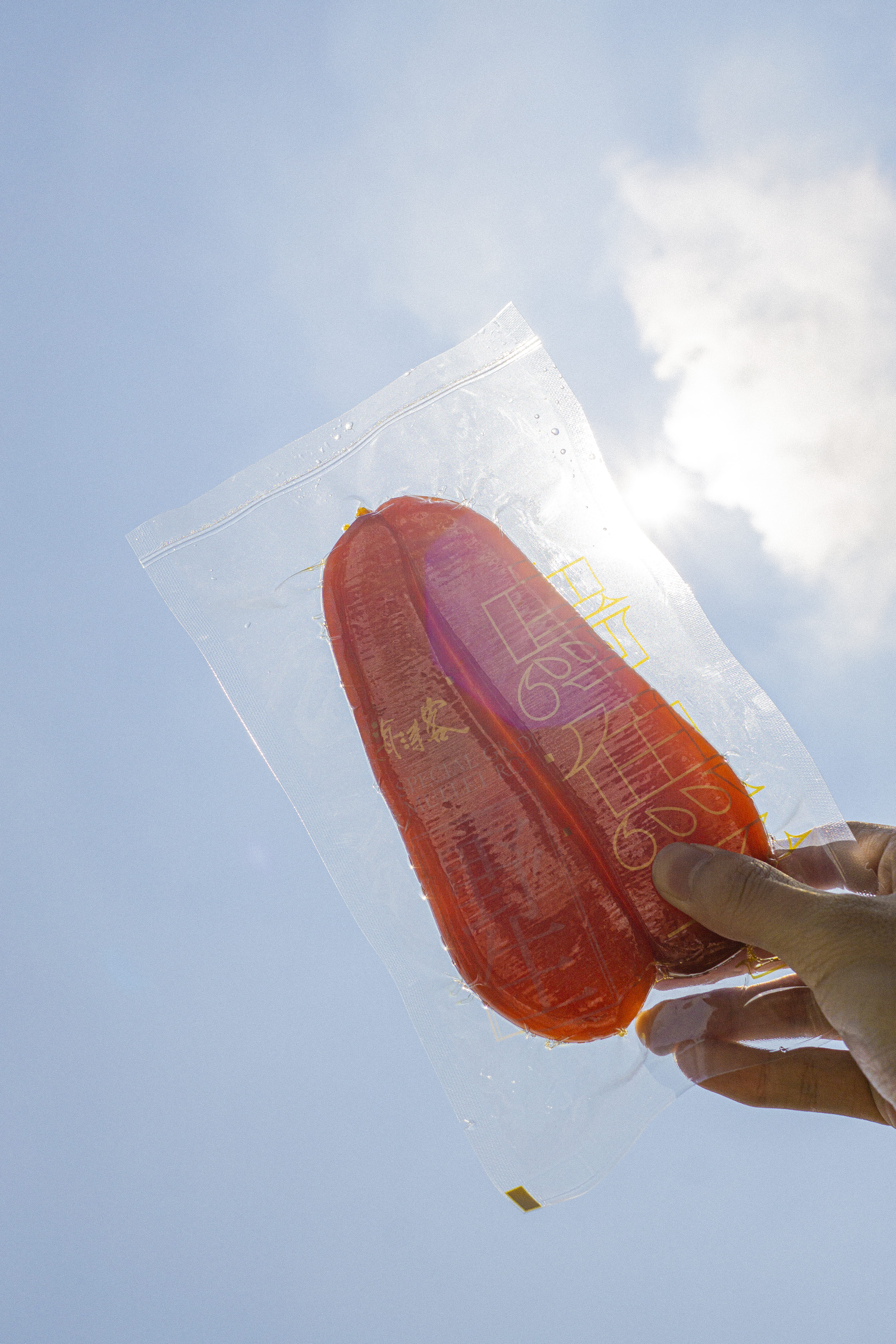 海濤客烏魚子經過鹽漬工法與脫鹽清洗，呈現琥珀般透亮的金黃色澤