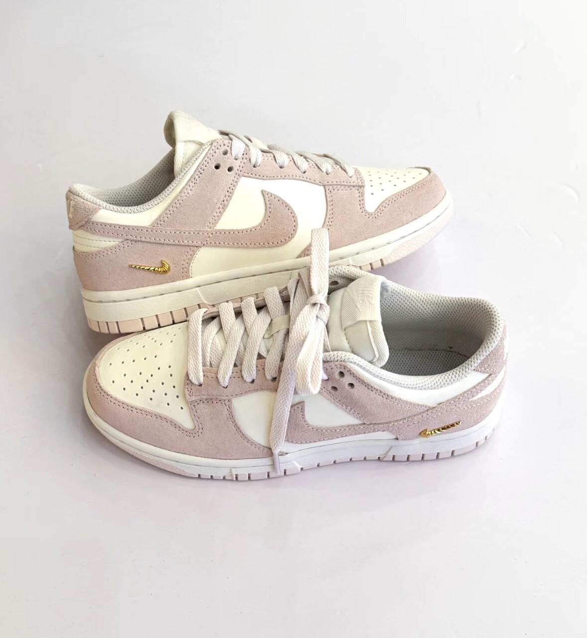 NIKE 休閒鞋 WMNS NIKE DUNK LOW 粉色麂皮 復古鞋 小金勾 女 IO4244-100