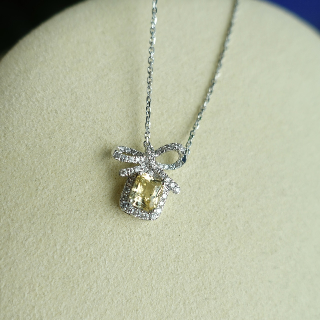 18K Gold Natural Yellow Sapphire Necklace with Diamonds setting