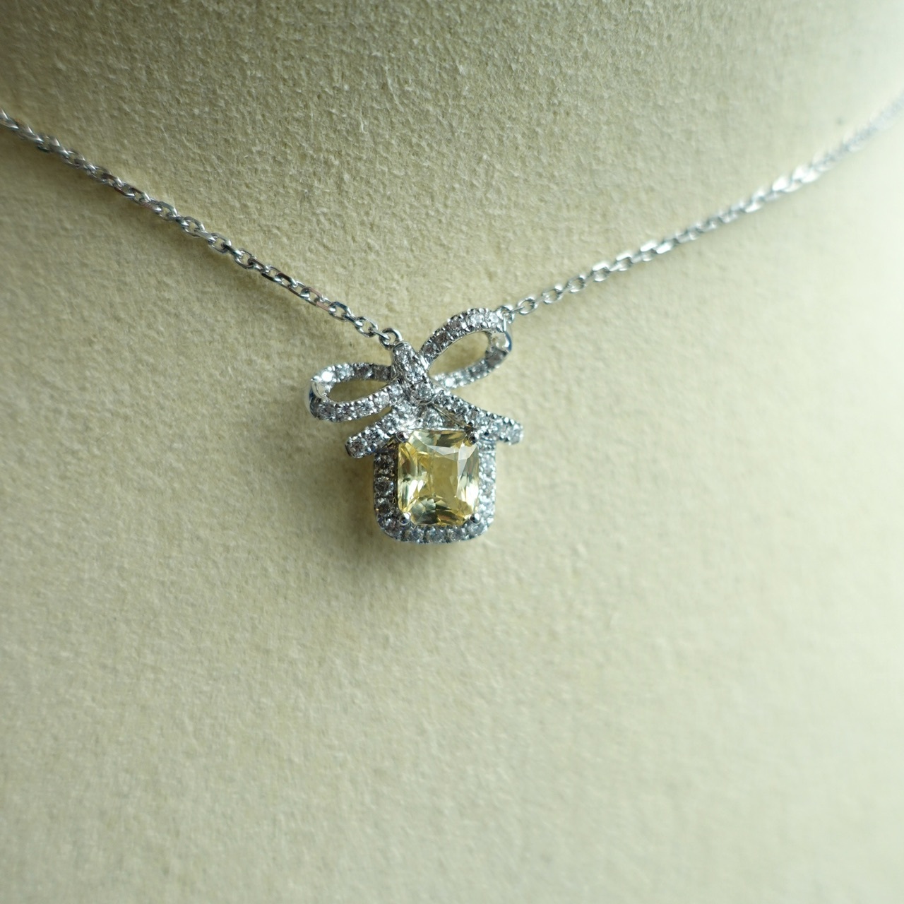 18K Gold Natural Yellow Sapphire Necklace with Diamonds setting