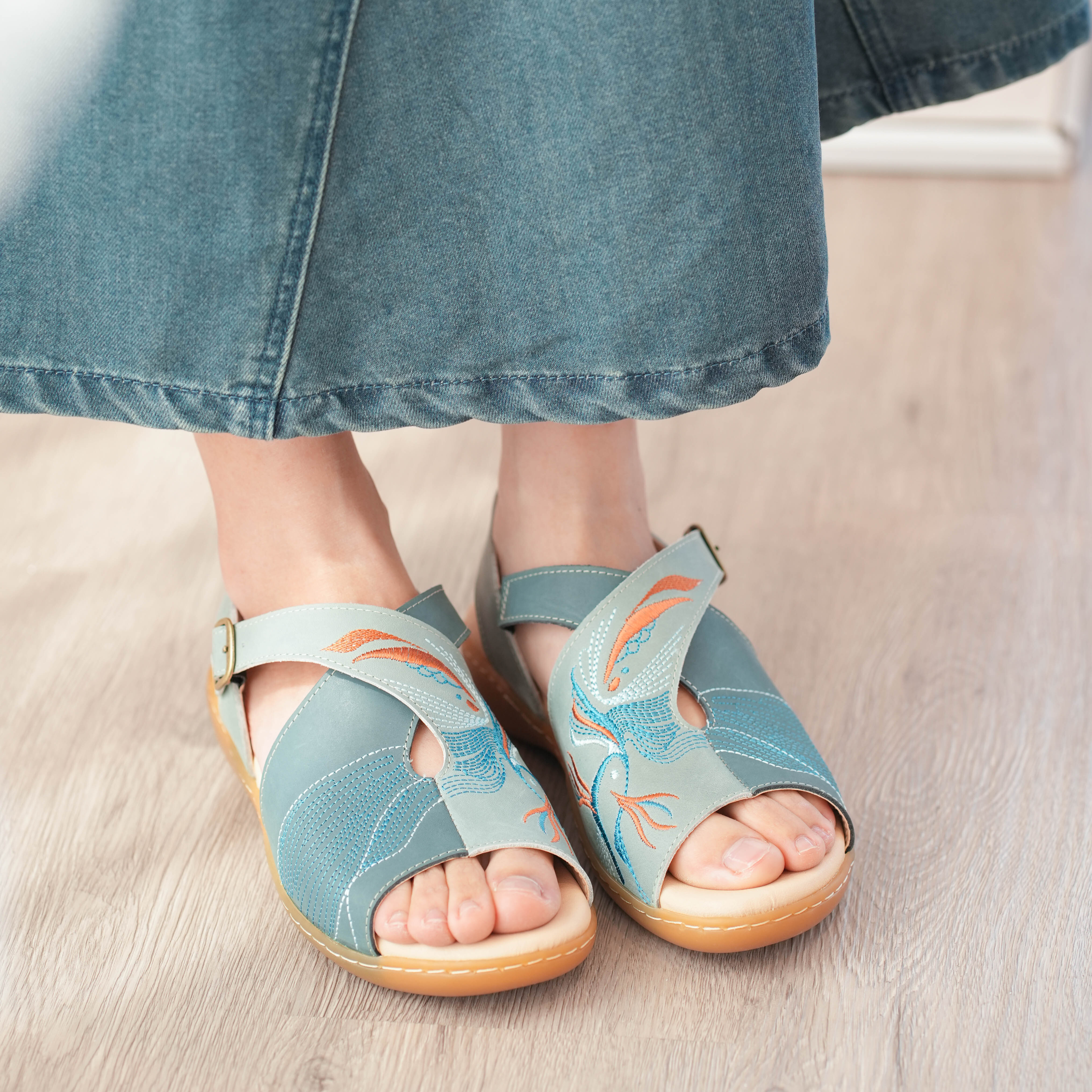 刺繡平口交叉涼鞋｜水中舞者(霧藍）