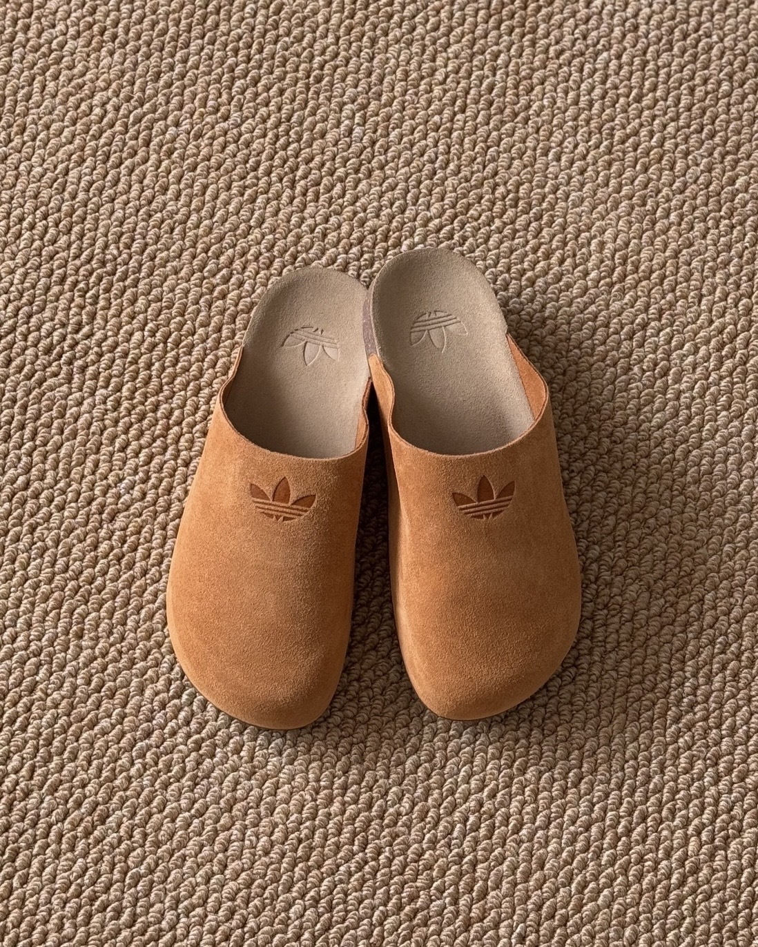 ADIDAS ORIGINALS ADIMULE 麂皮 穆勒鞋 包頭拖鞋 懶人鞋 半拖鞋 焦糖色 楓葉橘 男女鞋 JR3586 / 預購
